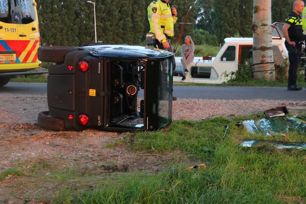Brommobiel belandt op zijn kant door botsing