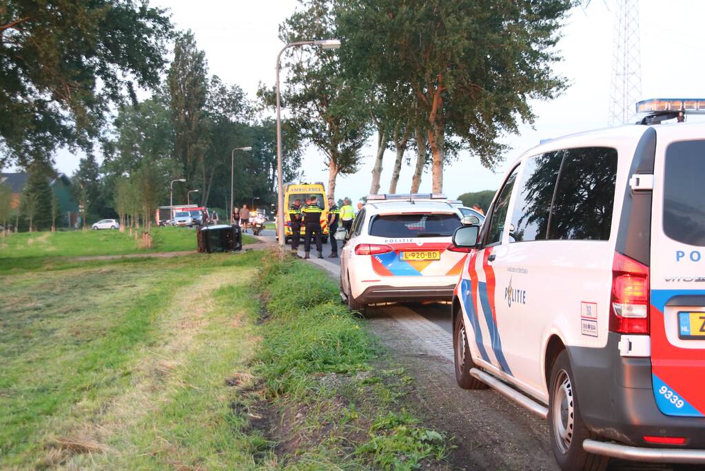 Brommobiel belandt op zijn kant door botsing