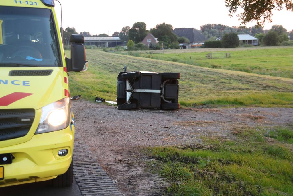 Brommobiel belandt op zijn kant door botsing