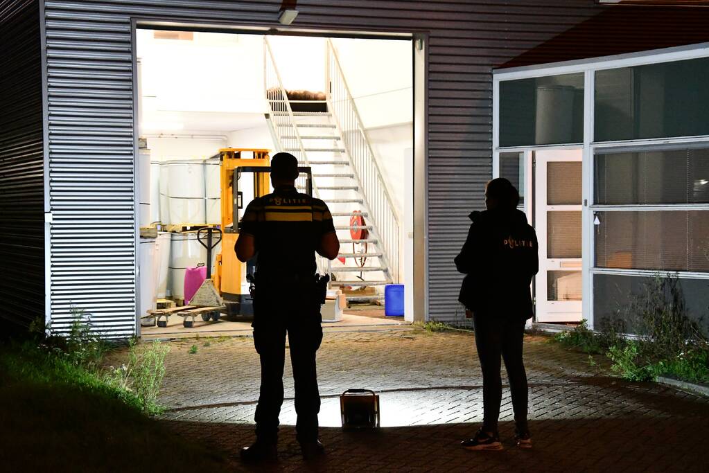 Politie doet onderzoek in bedrijfspand na vondst drugspand
