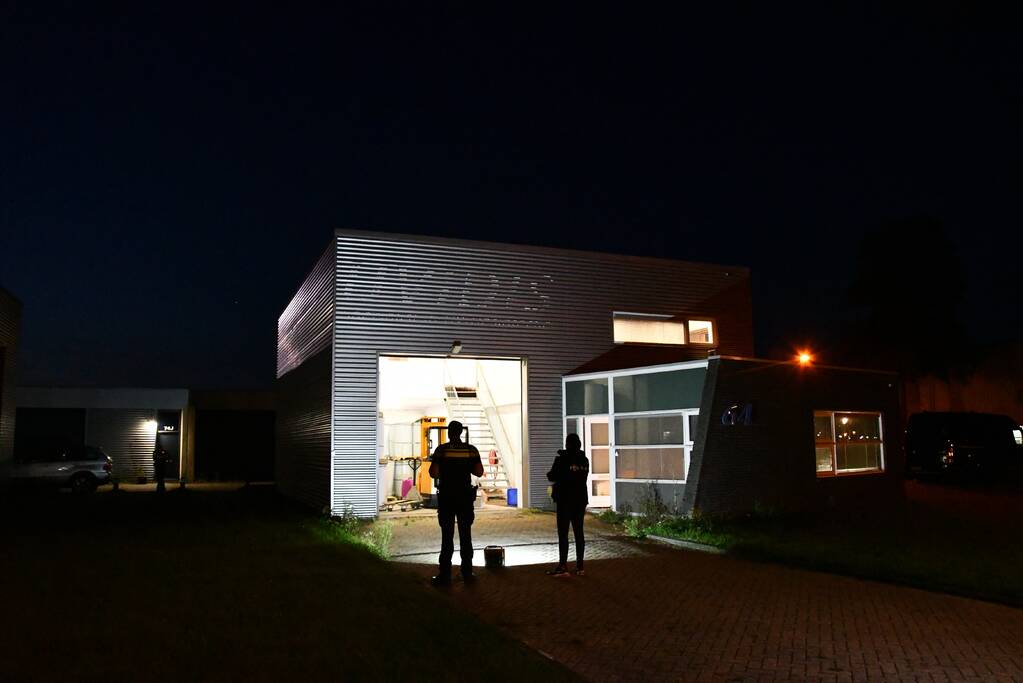 Politie doet onderzoek in bedrijfspand na vondst drugspand