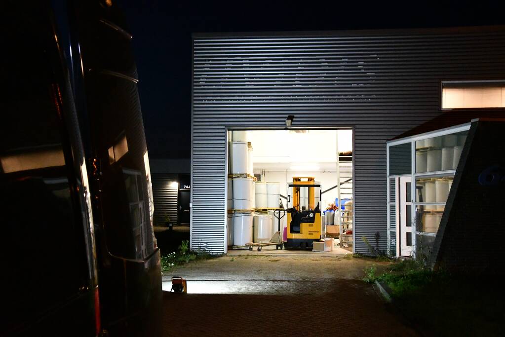 Politie doet onderzoek in bedrijfspand na vondst drugspand