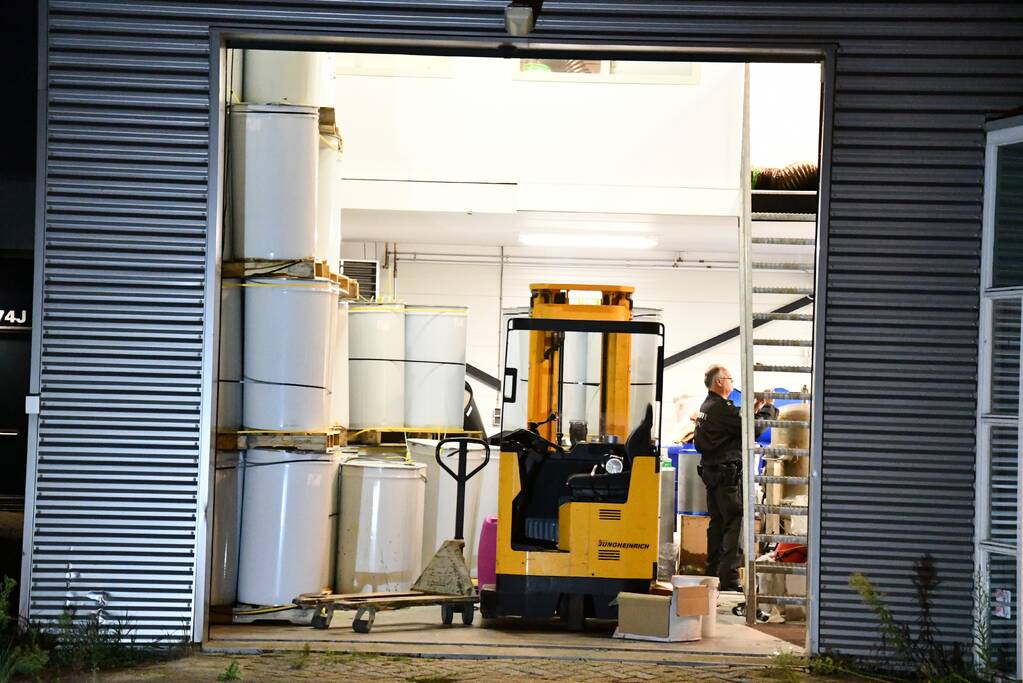 Politie doet onderzoek in bedrijfspand na vondst drugspand