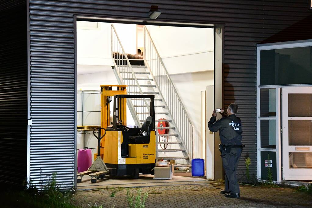 Politie doet onderzoek in bedrijfspand na vondst drugspand