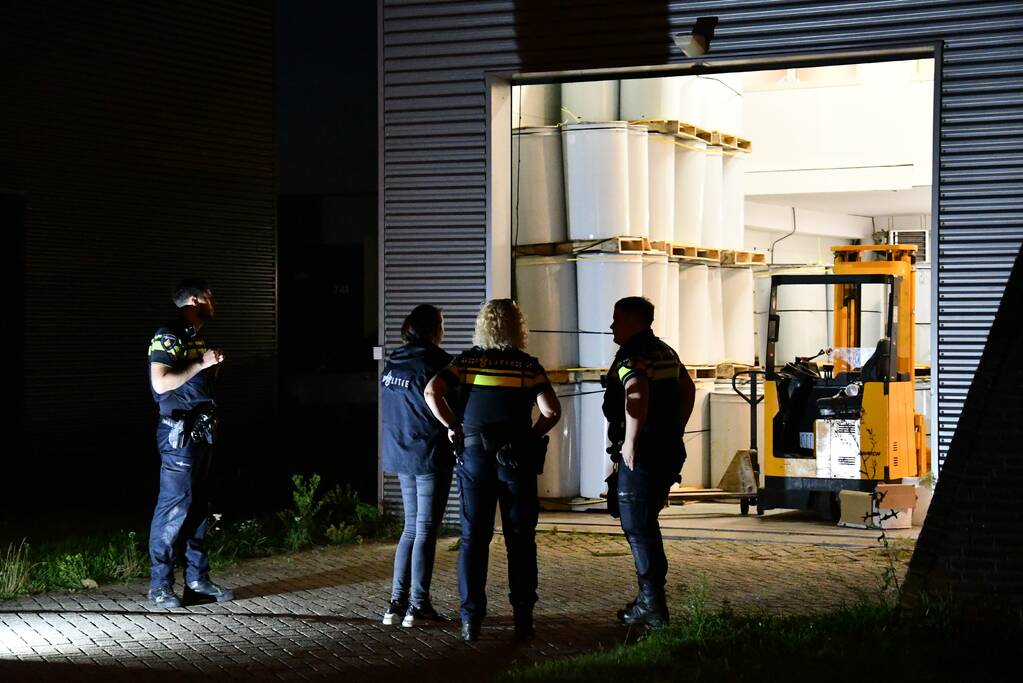 Politie doet onderzoek in bedrijfspand na vondst drugspand