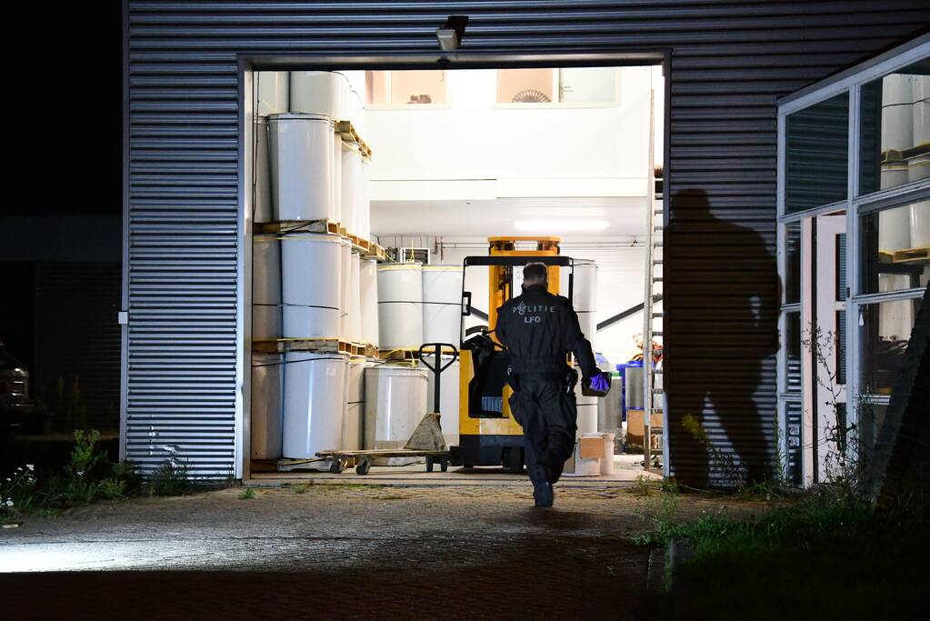 Politie doet onderzoek in bedrijfspand na vondst drugspand