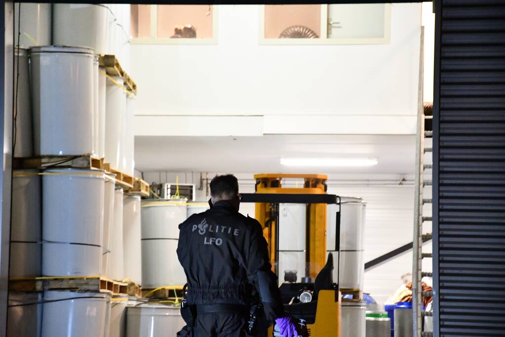Politie doet onderzoek in bedrijfspand na vondst drugspand