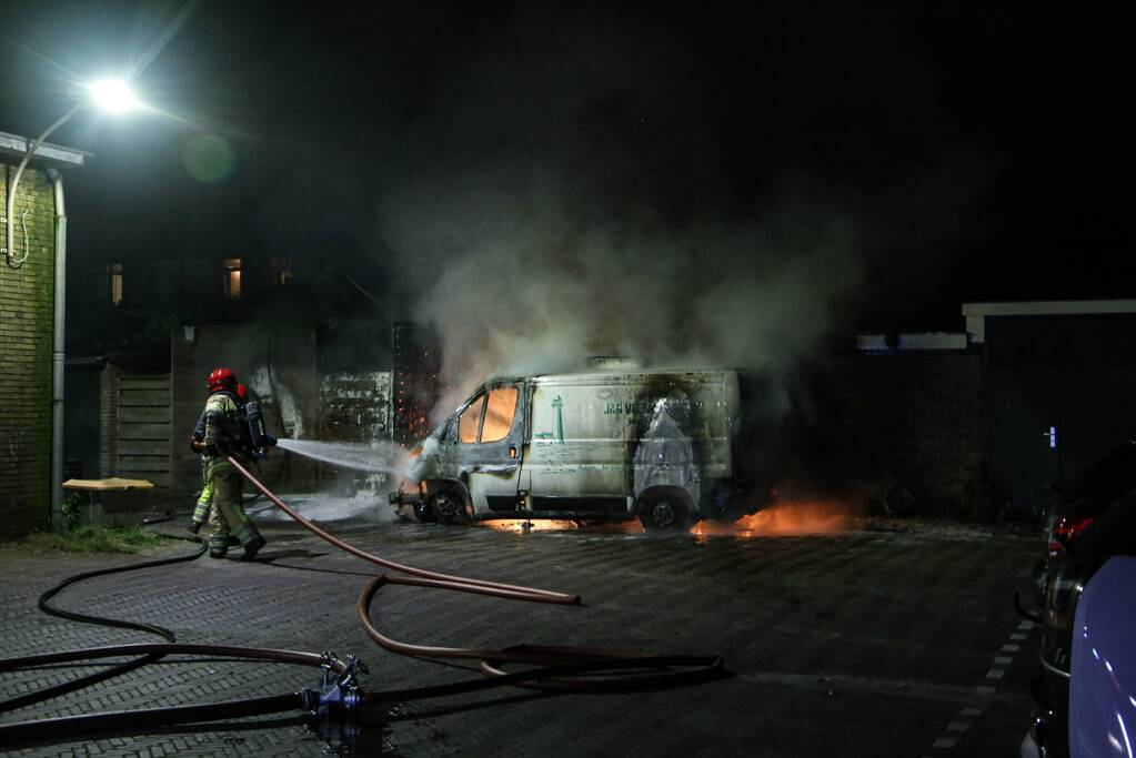Bestelbus en deel van schuur volledig uitgebrand
