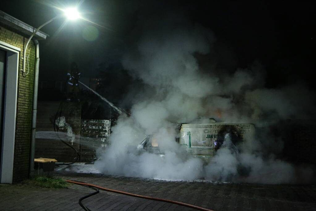 Bestelbus en deel van schuur volledig uitgebrand