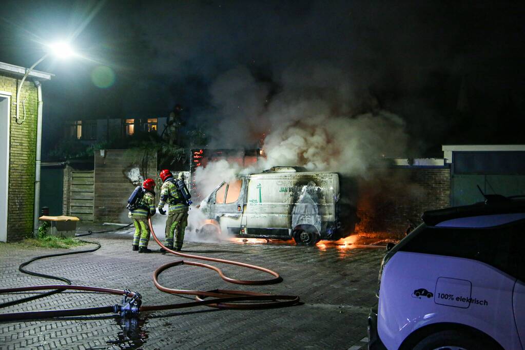 Bestelbus en deel van schuur volledig uitgebrand