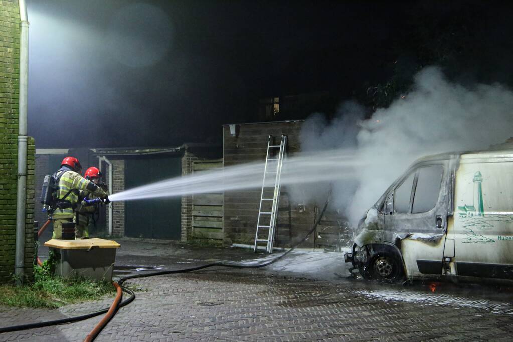 Bestelbus en deel van schuur volledig uitgebrand