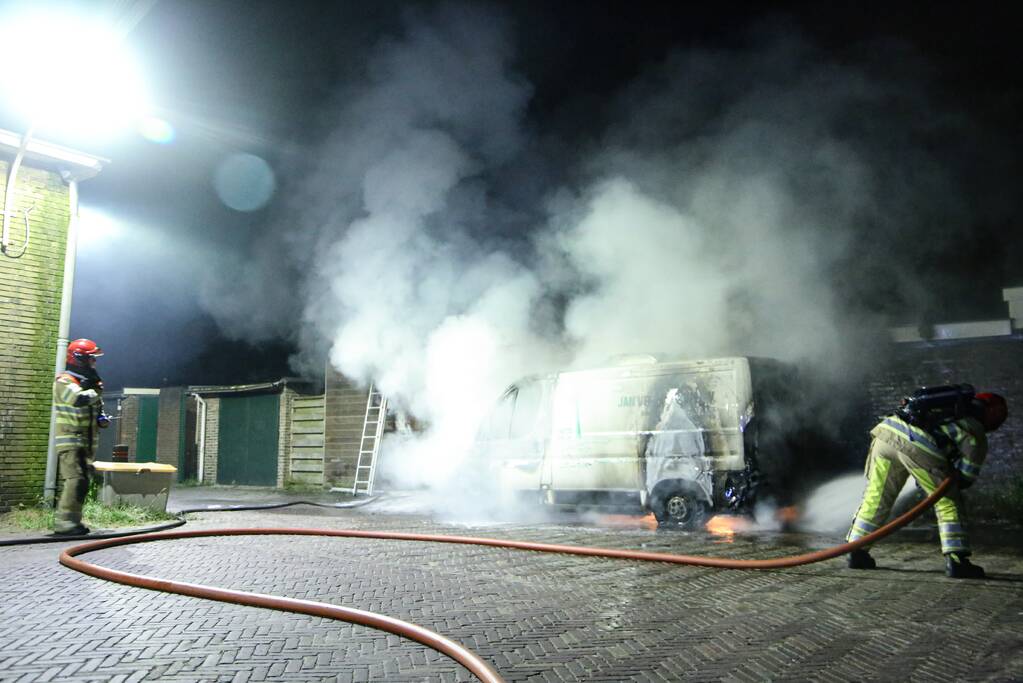Bestelbus en deel van schuur volledig uitgebrand