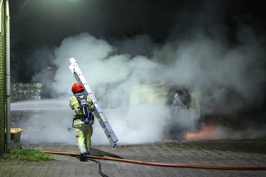 Bestelbus en deel van schuur volledig uitgebrand