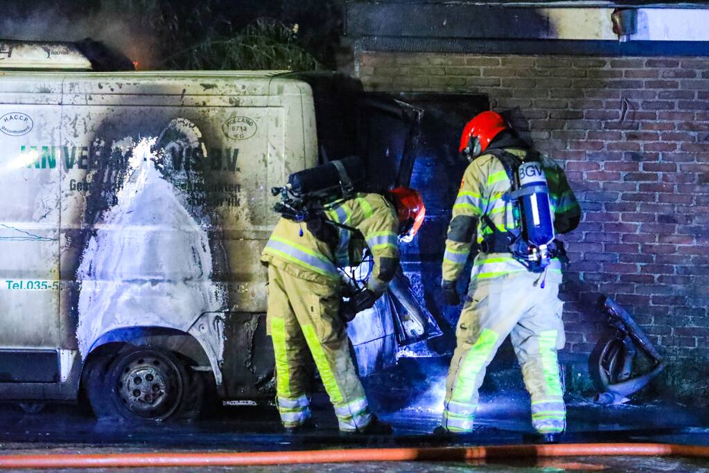 Bestelbus en deel van schuur volledig uitgebrand