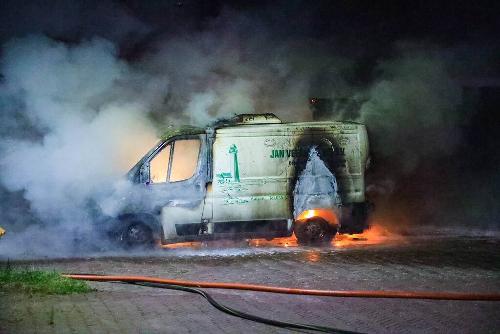 Bestelbus en deel van schuur volledig uitgebrand