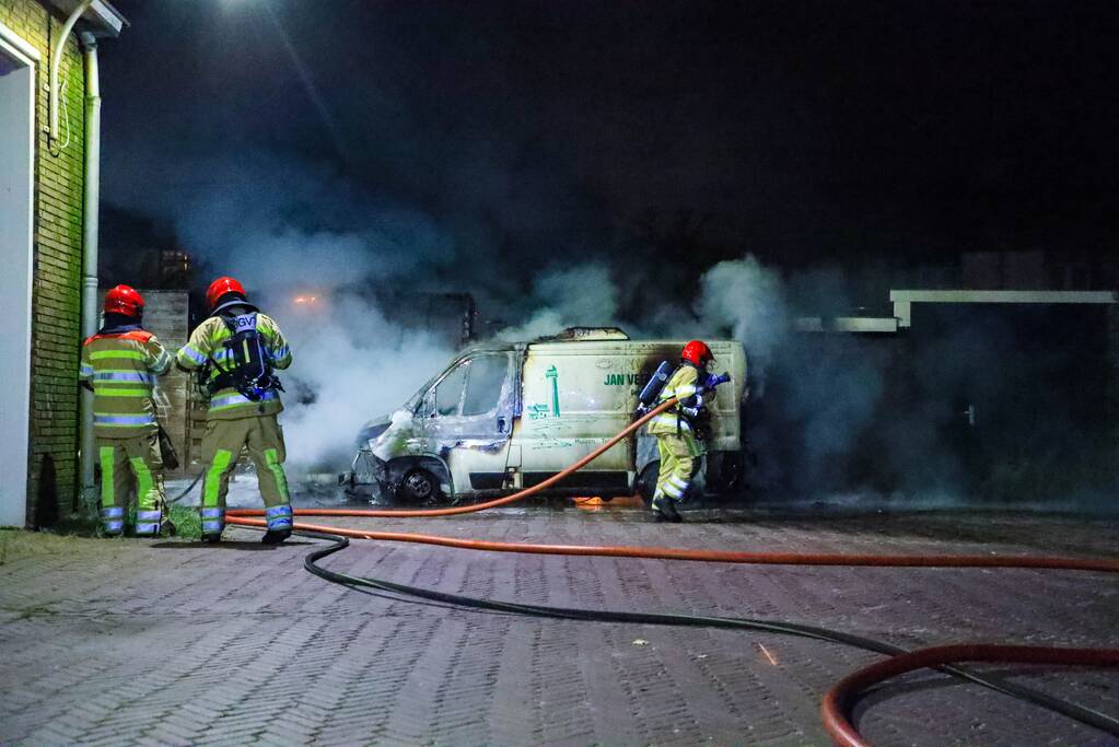 Bestelbus en deel van schuur volledig uitgebrand