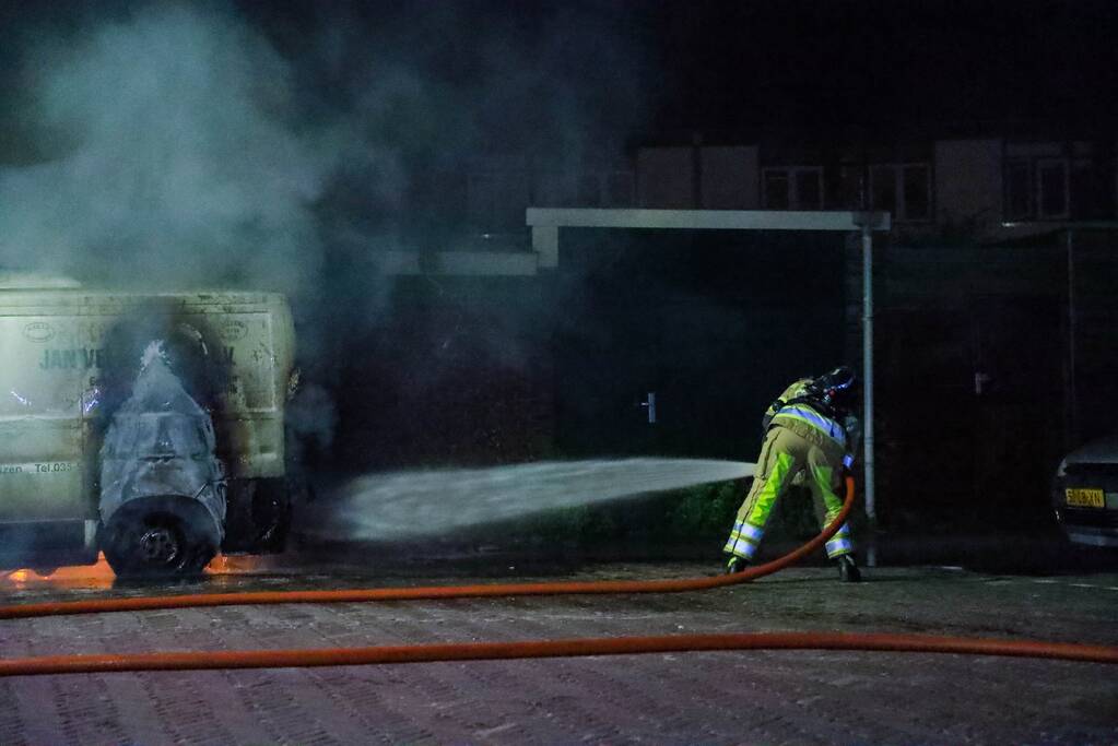 Bestelbus en deel van schuur volledig uitgebrand