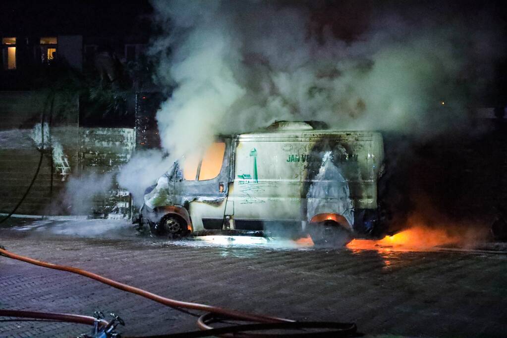 Bestelbus en deel van schuur volledig uitgebrand
