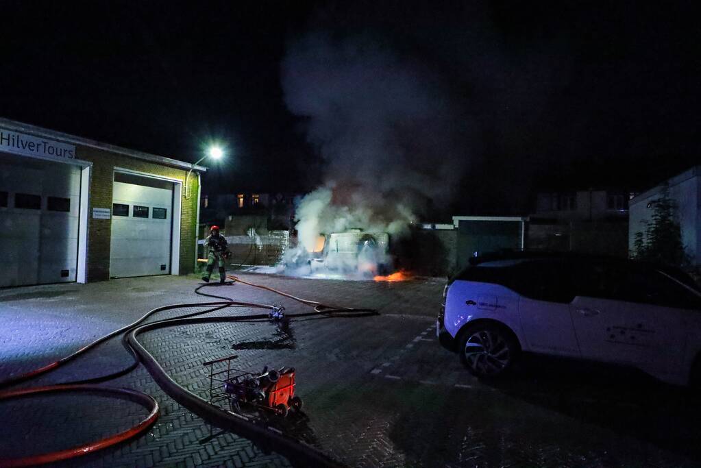 Bestelbus en deel van schuur volledig uitgebrand