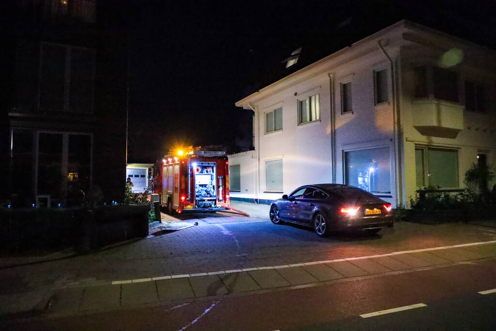 Bestelbus en deel van schuur volledig uitgebrand