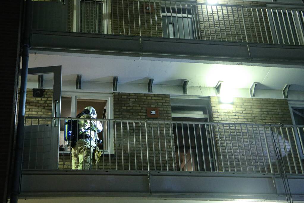 Brandweer blust brand in keuken van appartement