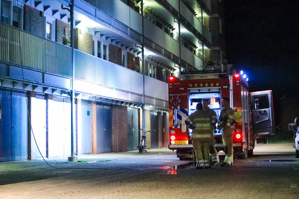 Brandweer blust brand in keuken van appartement