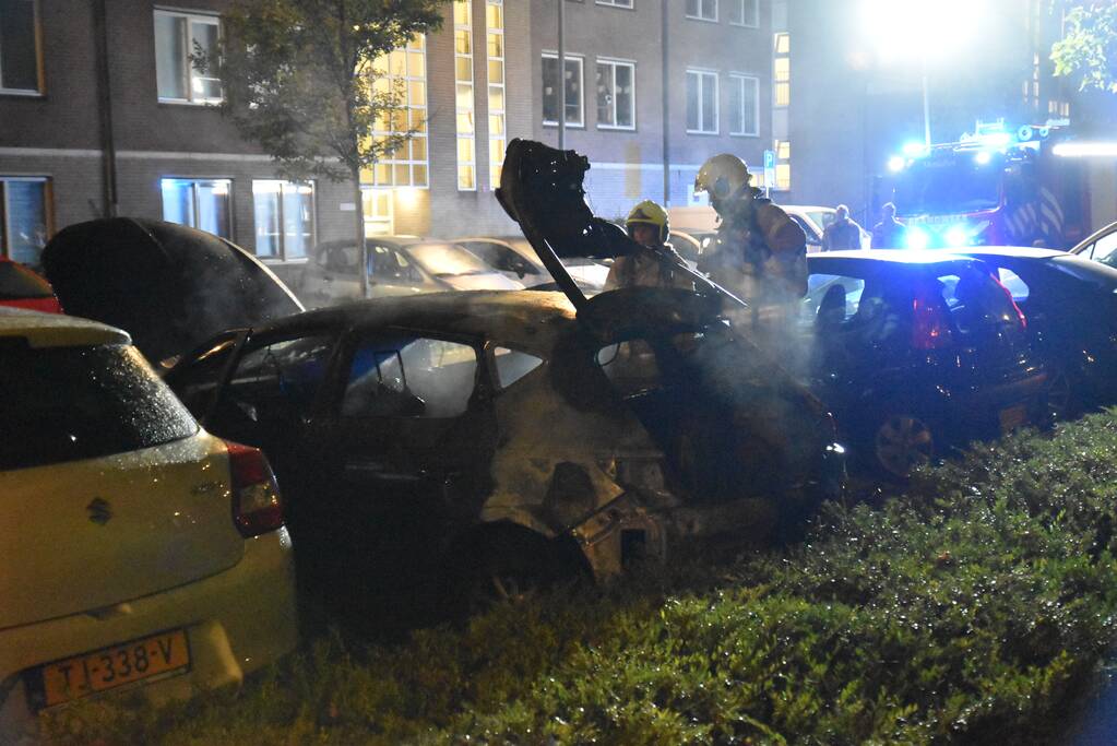 Geparkeerd staande auto verwoest door brand