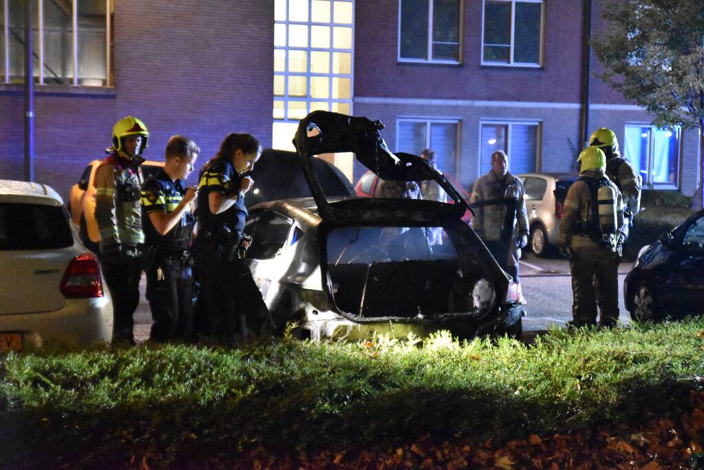 Geparkeerd staande auto verwoest door brand