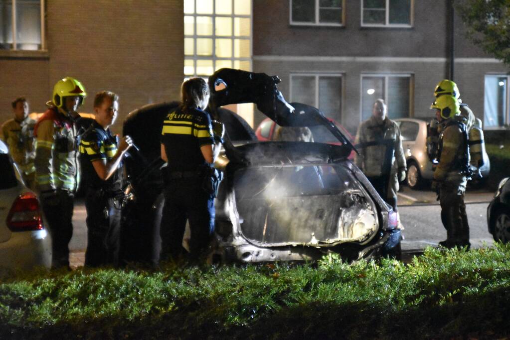 Geparkeerd staande auto verwoest door brand