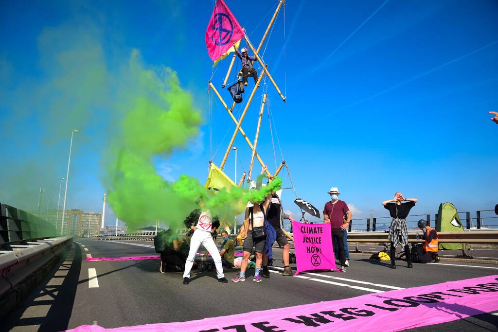 Klimaatactivisten Extinction Rebellion blokkeren toegang Shell-Pernis