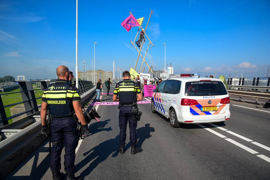 Klimaatactivisten Extinction Rebellion blokkeren toegang Shell-Pernis