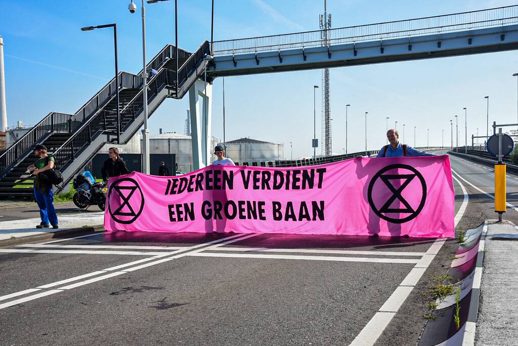 Klimaatactivisten Extinction Rebellion blokkeren toegang Shell-Pernis