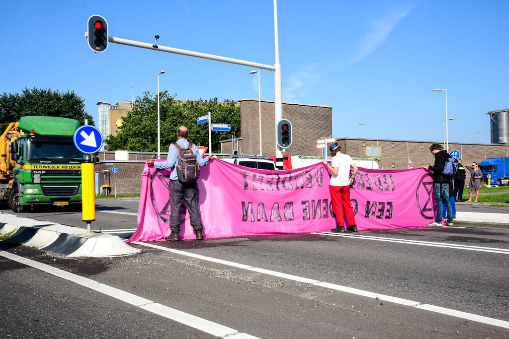 Klimaatactivisten Extinction Rebellion blokkeren toegang Shell-Pernis