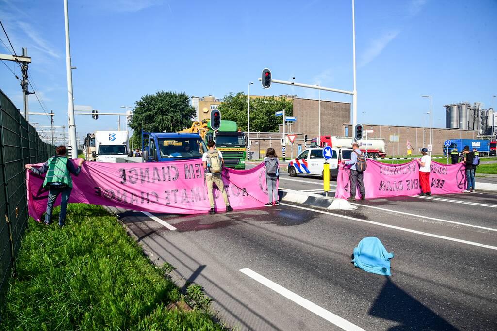 Klimaatactivisten Extinction Rebellion blokkeren toegang Shell-Pernis