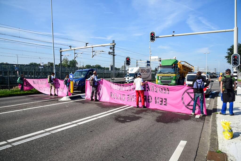 Klimaatactivisten Extinction Rebellion blokkeren toegang Shell-Pernis