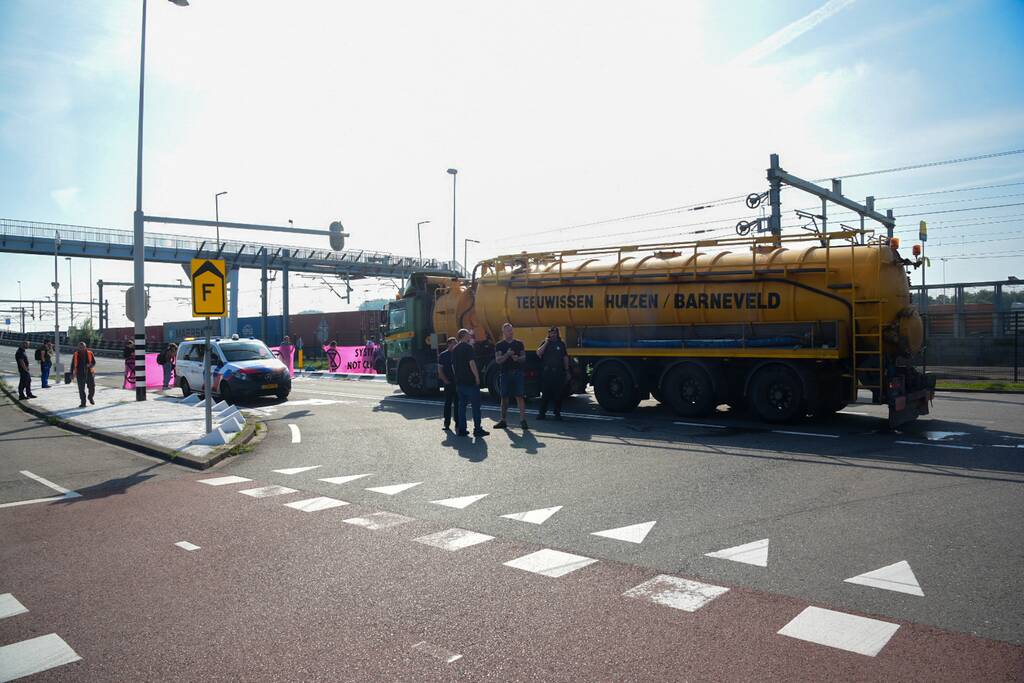 Klimaatactivisten Extinction Rebellion blokkeren toegang Shell-Pernis