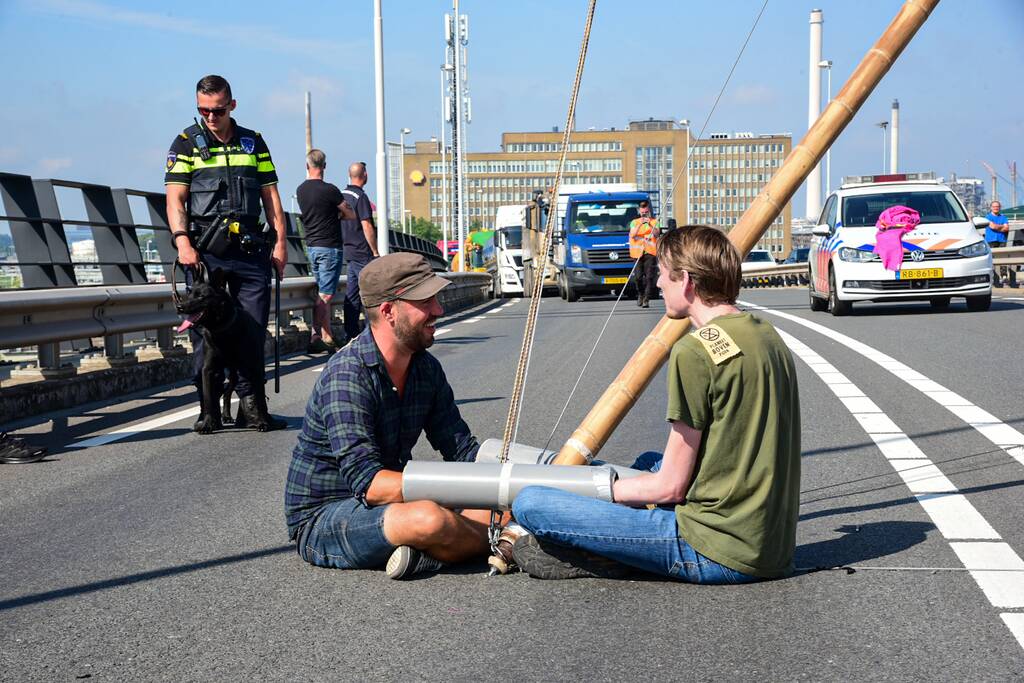 Klimaatactivisten Extinction Rebellion blokkeren toegang Shell-Pernis