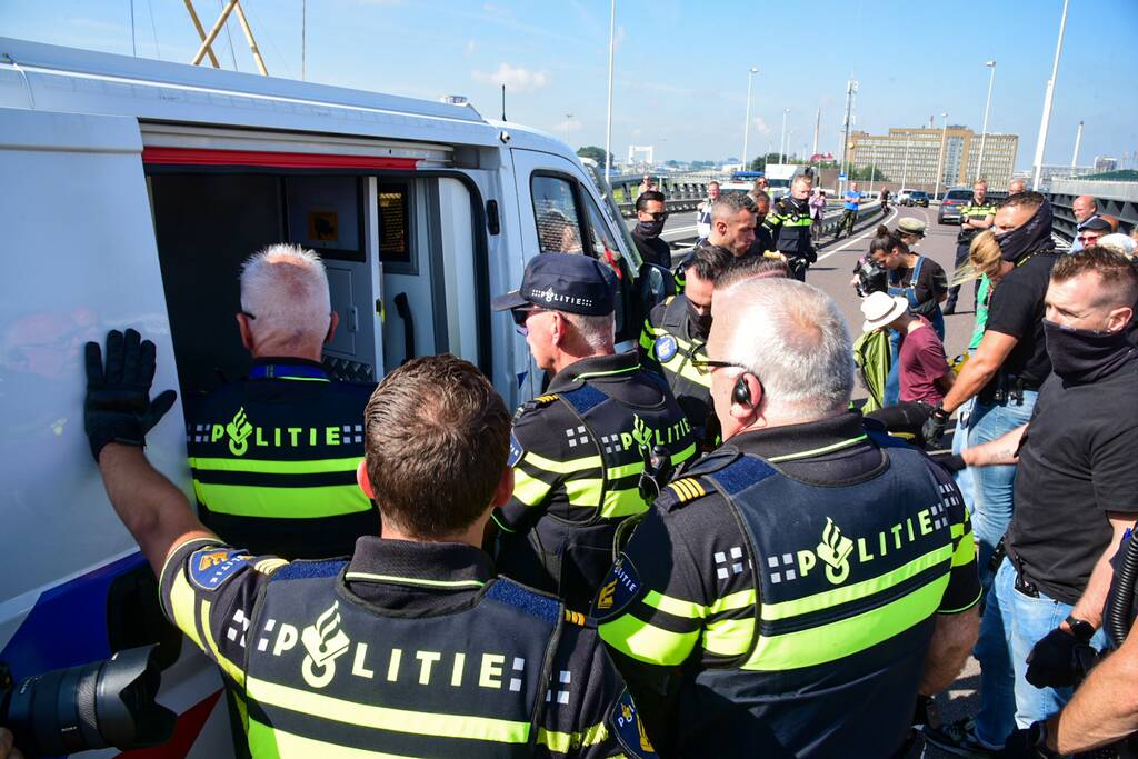 Klimaatactivisten Extinction Rebellion blokkeren toegang Shell-Pernis