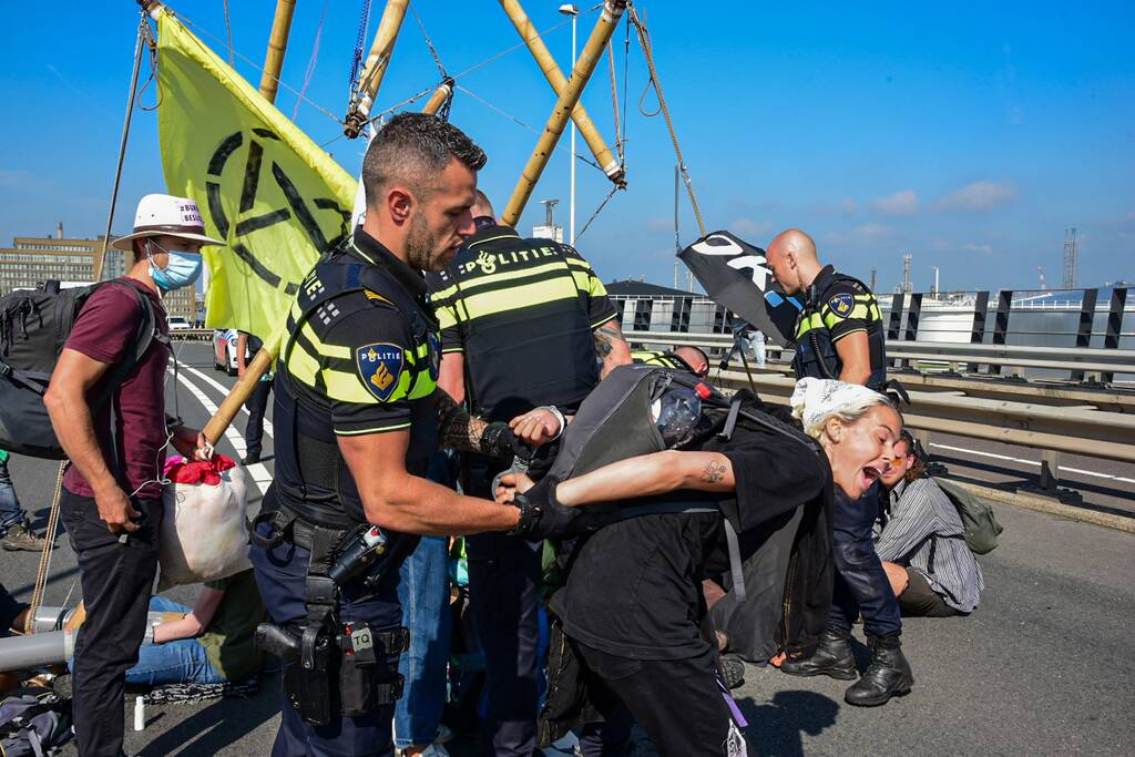 Klimaatactivisten Extinction Rebellion blokkeren toegang Shell-Pernis