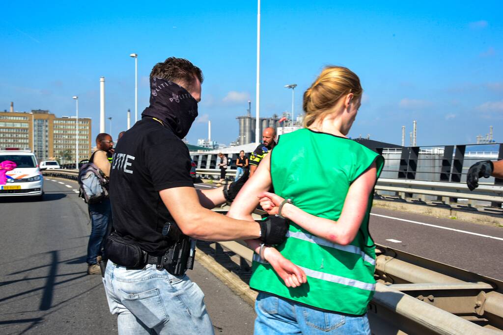 Klimaatactivisten Extinction Rebellion blokkeren toegang Shell-Pernis