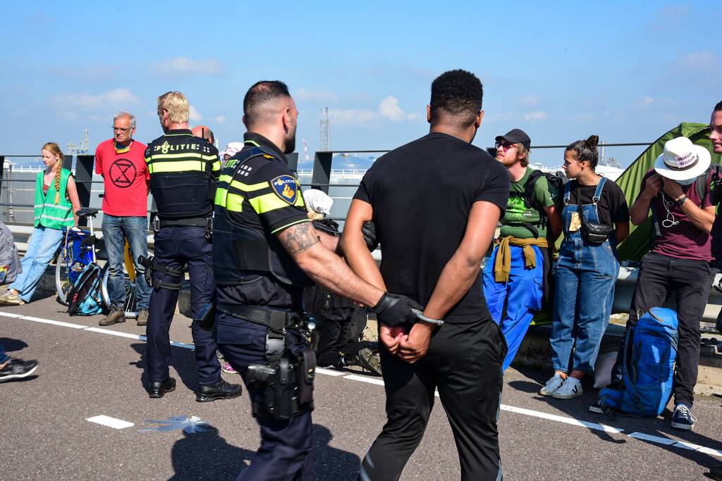 Klimaatactivisten Extinction Rebellion blokkeren toegang Shell-Pernis