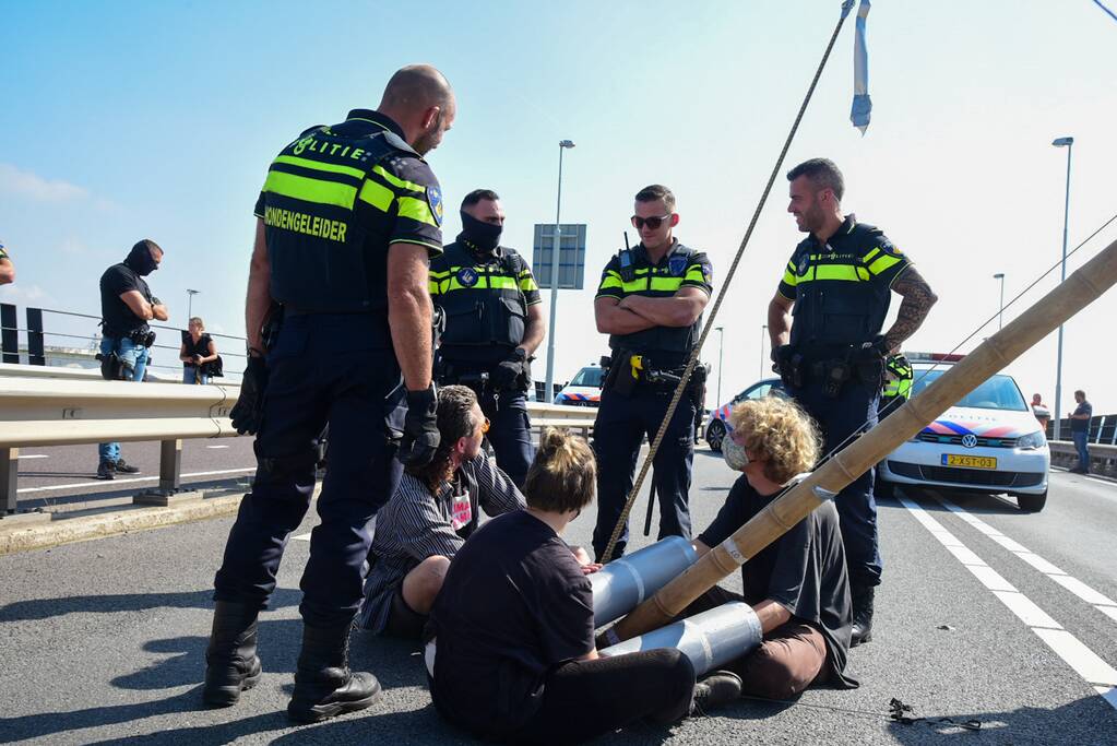 Klimaatactivisten Extinction Rebellion blokkeren toegang Shell-Pernis