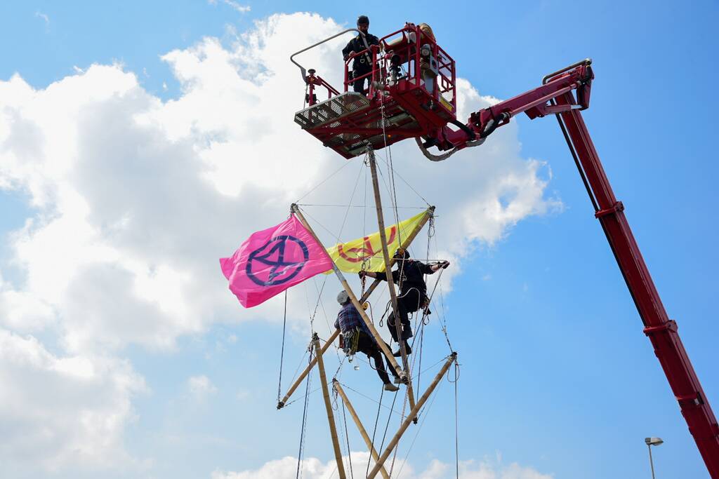 Klimaatactivisten Extinction Rebellion blokkeren toegang Shell-Pernis
