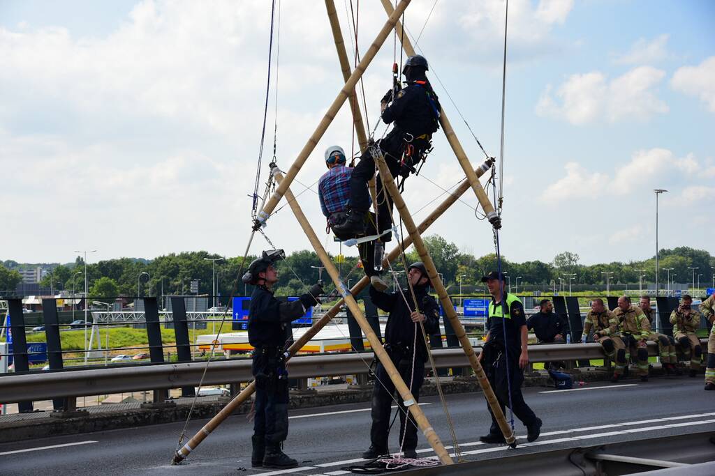 Klimaatactivisten Extinction Rebellion blokkeren toegang Shell-Pernis