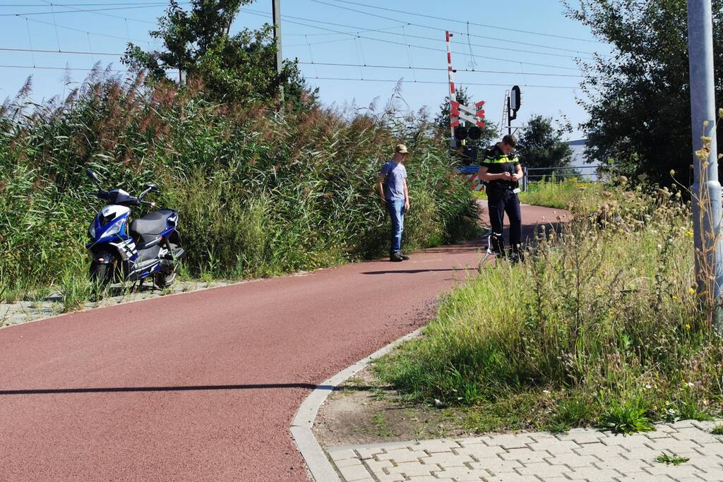 Scooter en fietser in botsing door onoverzichtelijke verkeerssituatie