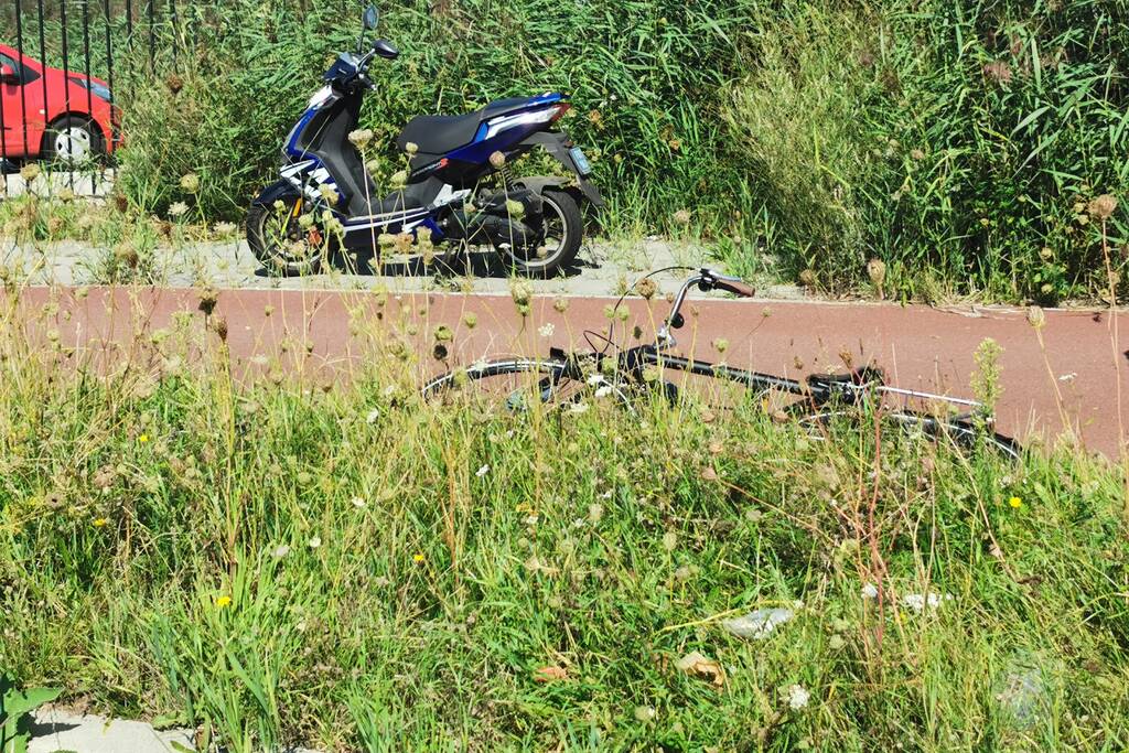 Scooter en fietser in botsing door onoverzichtelijke verkeerssituatie