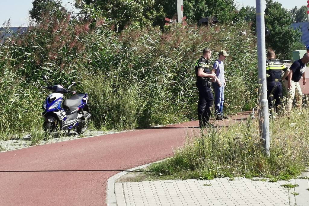 Scooter en fietser in botsing door onoverzichtelijke verkeerssituatie