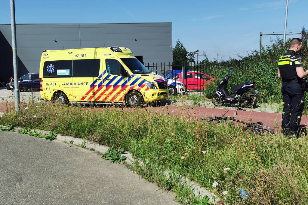 Scooter en fietser in botsing door onoverzichtelijke verkeerssituatie