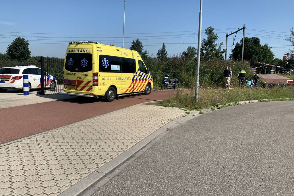 Scooter en fietser in botsing door onoverzichtelijke verkeerssituatie