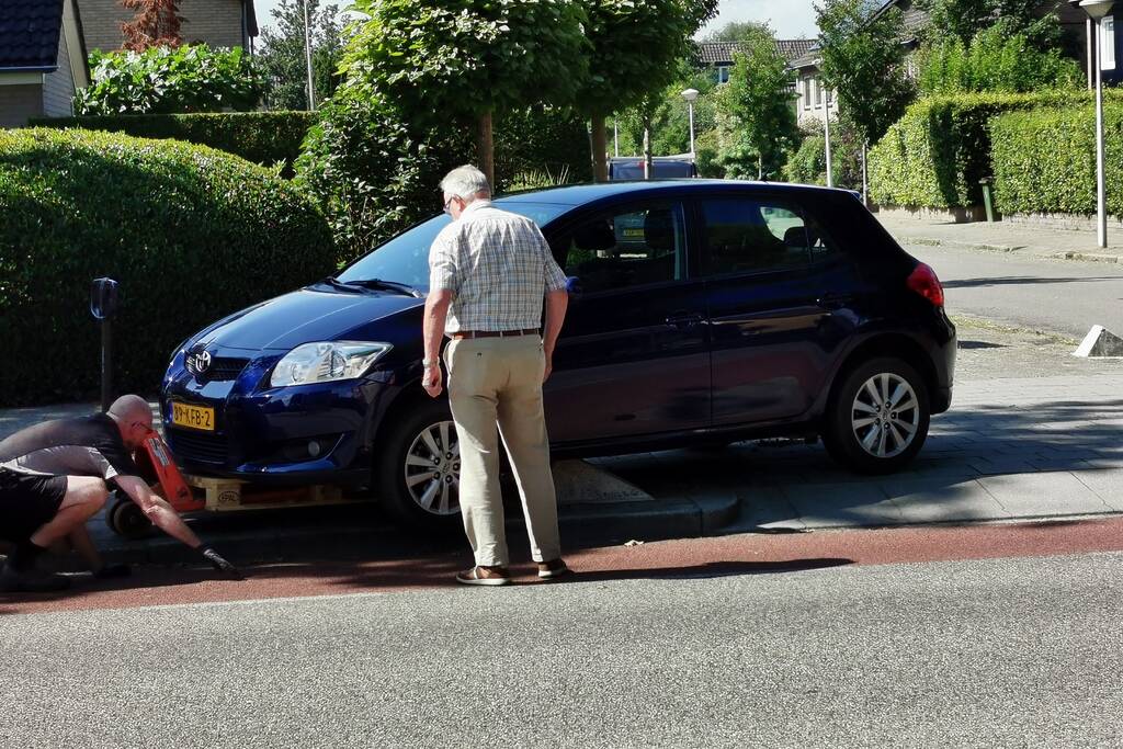 Automobilist neemt bocht tekort en belandt op betonblok